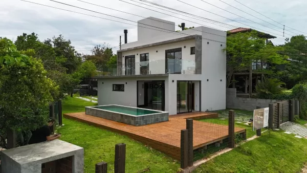 Foto de Inbox Cia Imobiliária Vende Casa de 120m² na Praia do Rosa