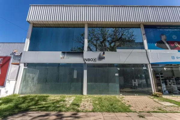 Foto de Ampla Loja Comercial com Mezanino e Vitrines