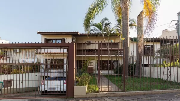 Foto de Casa com 4 Dormitórios (2 Suítes), Pátio com Piscina e 4 Vagas - 307m² Privativos