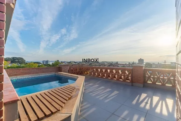 Foto de Casa em Condomínio com Vista para o Guaíba e Piscina Privativa