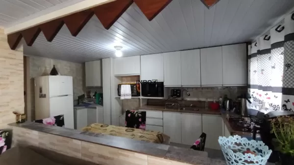 Foto de CASA DE DOIS ANDARES À VENDA NO BAIRRO SÃO ROQUE