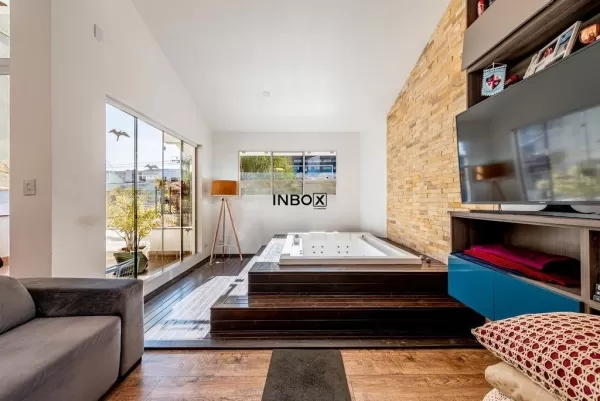 Foto de Casa com 3 Dormitórios, Suíte, Amplo Pátio e 4 Vagas