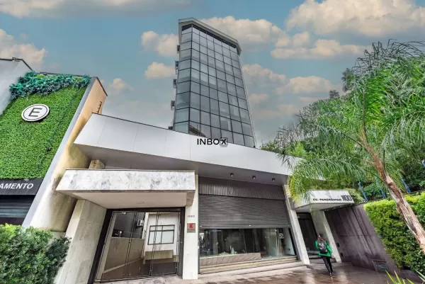 Foto de Sala comercial da 24 de Outubro com vaga de garagem.