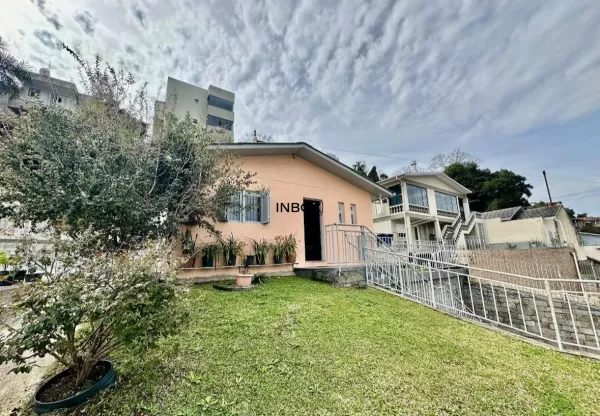 Foto de INBOX CIA IMOBILIARIA VENDE - Casa de 03 quartos no bairro Universitário