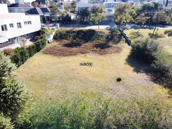 Foto de INBOX CIA IMOBILIÁRIA VENDE - Terreno amplo e plano no condomínio fechado Mirante do Vale.