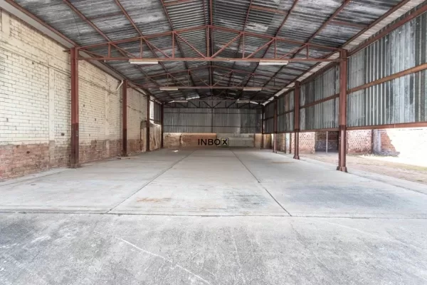 Foto de Depósito com Estrutura Funcional com 420m²