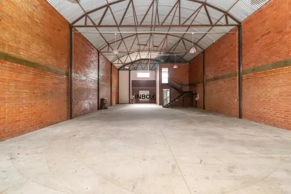 Foto de Pavilhão Comercial com 350m² Disponível para Venda ou Locação