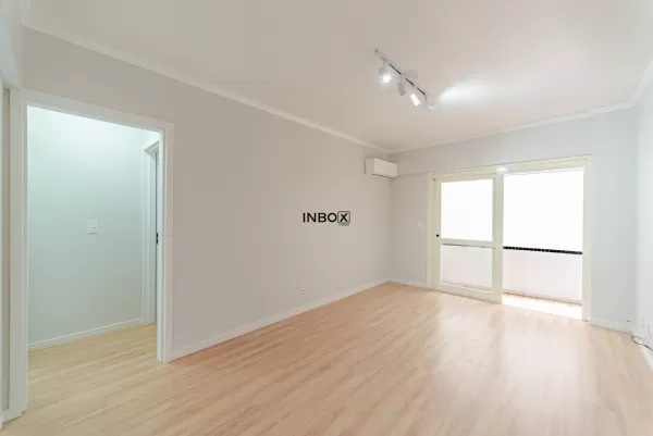 Foto de Apartamento 1 dormitório totalmente reformado e semi mobiliado no Centro Histórico de P. Alegre RS
