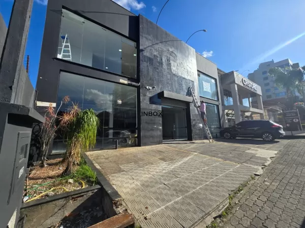 Foto de INBOX CIA IMOBILIÁRIA ALUGA SALA COMERCIAL COM 480M² NO BAIRRO CIDADE ALTA NA CIDADE DE BENTO GONÇALVES