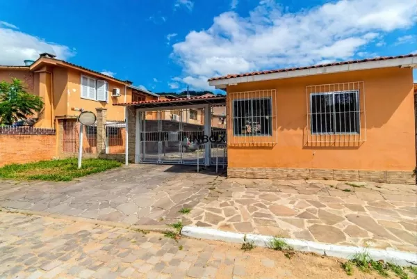 Foto de Sobrado em Condomínio Fechado de dois dormitórios duas vagas bairro Morro Santana -Porto Alegre