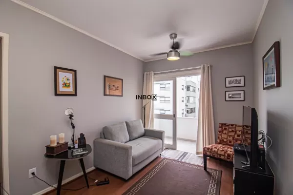 Foto de Excelente 1D, reformado com sacada, chur, vaga, sol e vista livre na Chile !