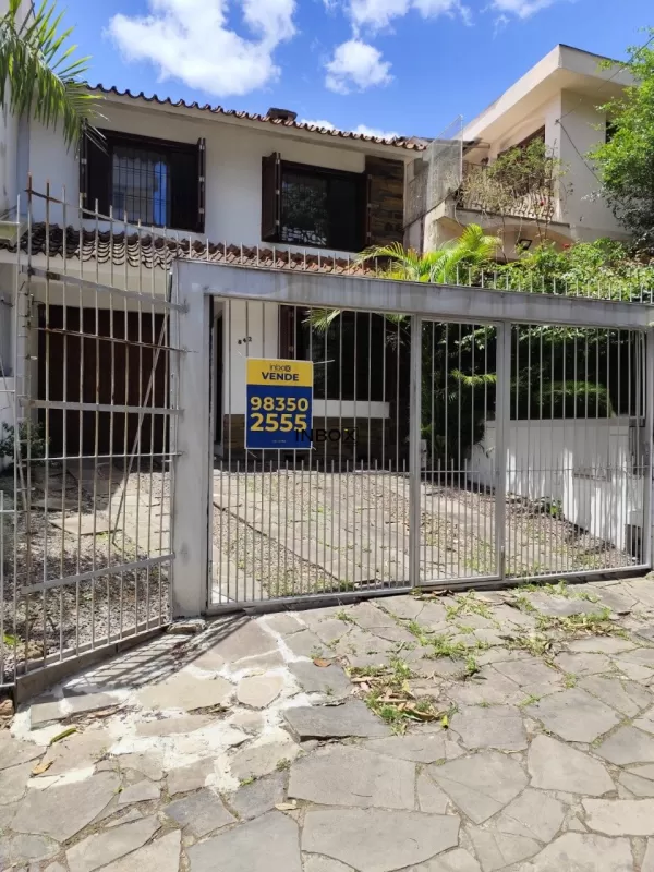 Foto de Sobrado com três Dormitórios  à venda no Bairro Higienópolis, Porto Alegre.