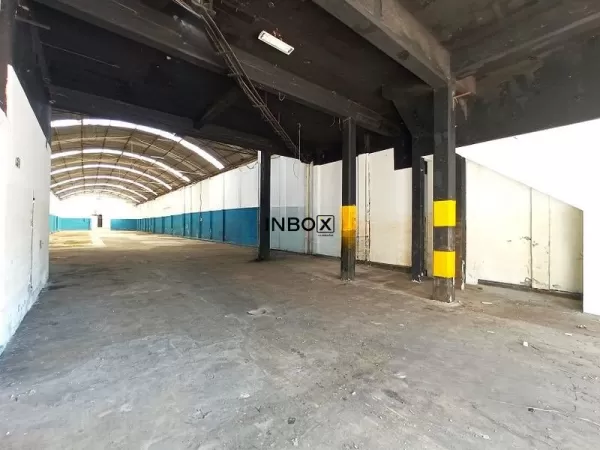 Foto de Depósito com 1.800m² , 6 vagas de estacionamento e acesso por duas ruas