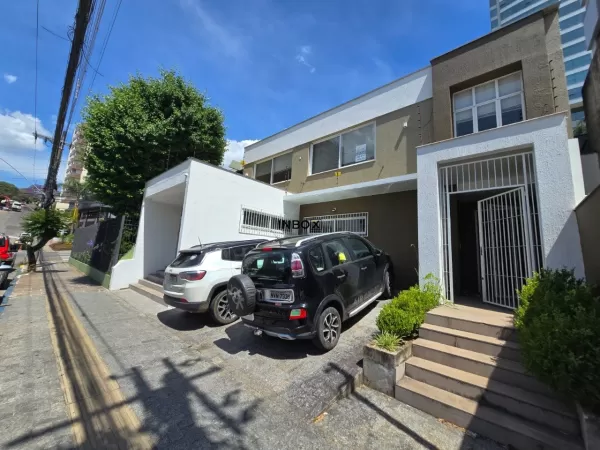 Foto de INBOX CIA IMOBILIÁRIA ALUGA ESTA BELA CASA COMERCIAL COM 308M² E DUAS VAGAS DE ESTACIONAMENTO NO CENTRO DA CIDADE DE BENTO GONÇALVES