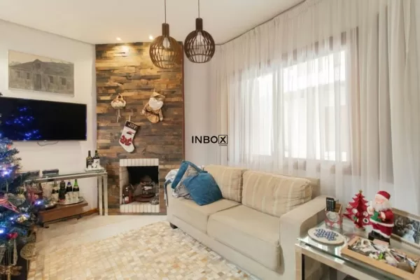 Foto de Casa em Condomínio 3 dormitórios com suíte, lareira e duas vagas de garagem.