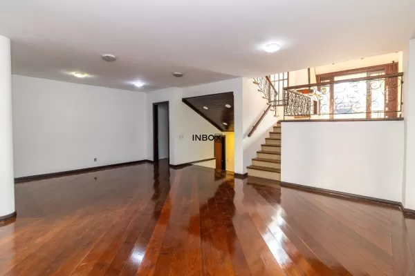 Foto de Casa Ampla com 210m², Terraço com Piscina e 2 Vagas