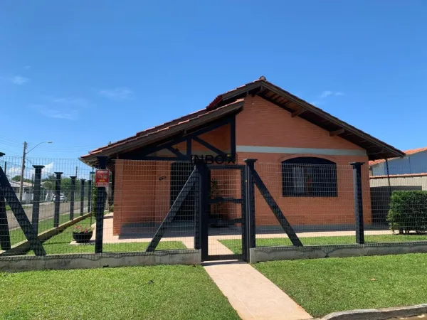 Foto de INBOX CIA IMOBILIÁRIA VENDE EM ATLÂNTIDA SUL - Casa com piscina à 800 m da praia.