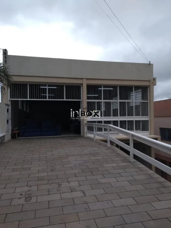 Foto de NBOX CIA IMOBILIÁRIA VENDE EM BENTO GONÇALVES - Prédio com duas salas comerciais e dois apartamentos, todos locados no Bairro Licorsul.
