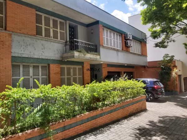 Foto de INBOX CIA IMOBILIARIA ALUGA Ótimo Apartamento mobiliado e reformado, no bairro Higienópolis em Porto Alegre próximo as Avenidas Cristóvão Colombo.