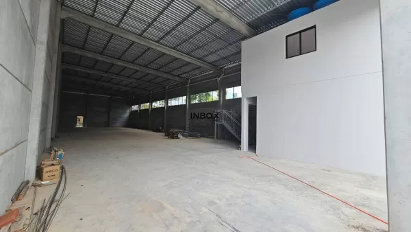 Foto de INBOX CIA IMOBILIÁRIA ALUGA PAVILHÃO NOVO COM 704M² LOCALIZADO NO DISTRITO INDUSTRIAL DE TAMANDARÉ NA CIDADE DE GARIBALDI