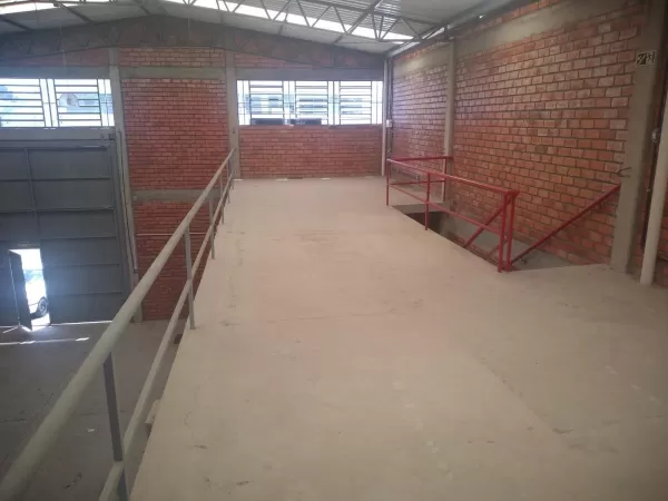 Foto de Pavilhão com mezanino, escritório e 4 banheiros, Bairro São João.